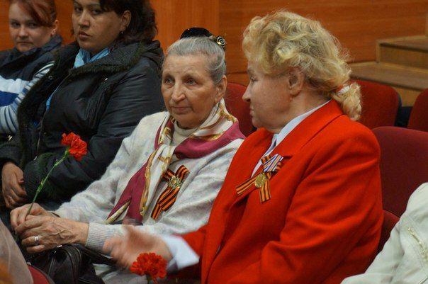 Творческие коллективы Колпинского района поздравили ветеранов
