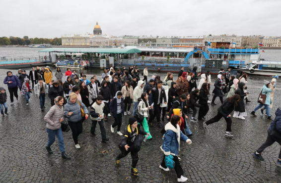 Петербург в 2024 году обеспечит школьникам бесплатные экскурсии