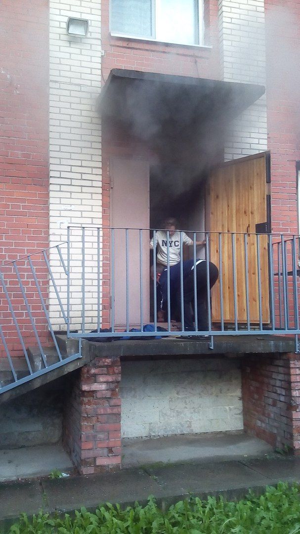 Колпинцы спасли людей на пожаре