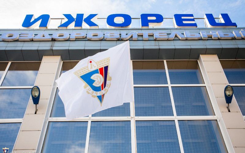 На полях колпинского «Ижорца» можно будет играть дольше На полях колпинского «Ижорца» можно будет играть дольше