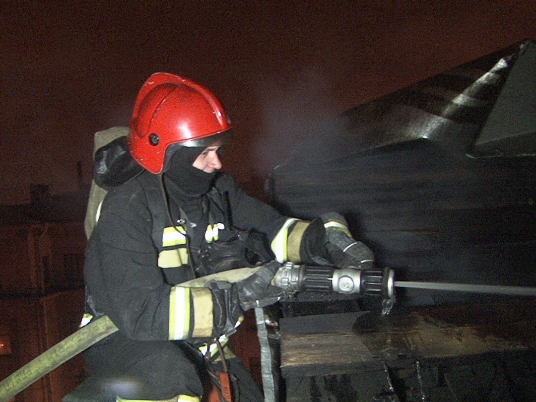 Частный дом горел в Колпинском районе — двое пострадали