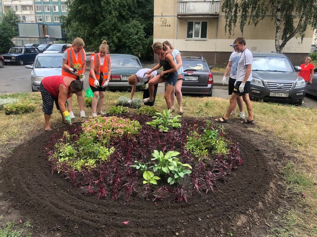 В рамках проекта «ЭКОРАЙон» по просьбе жителей во дворе дома 56 по улице Тверской появилась новая клумба В рамках проекта «ЭКОРАЙон» по просьбе жителей во дворе дома 56 по улице Тверской появилась новая клумба