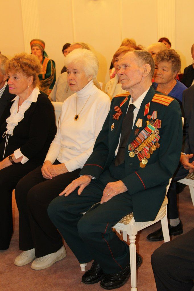 Глава Колпинского района Анатолий Повелий  поздравил юбиляров супружеской жизни