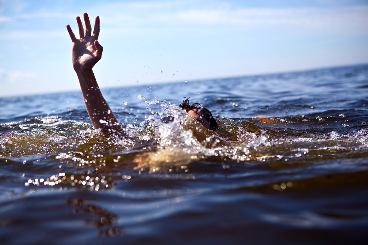 Мужчина ушёл под воду на пляже в Красносельском районе