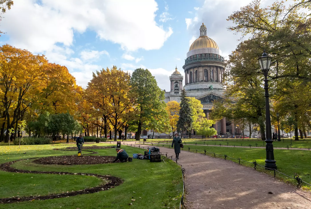 Во второй половине сентября в Петербург пришла осень