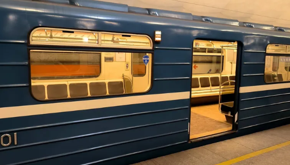 Движение поездов по «красной» линии метро остановили из-за падения человека на путь