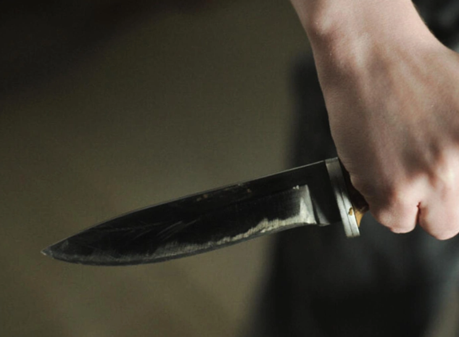 Женщину ударили ножом и ограбили на улице в Тосно