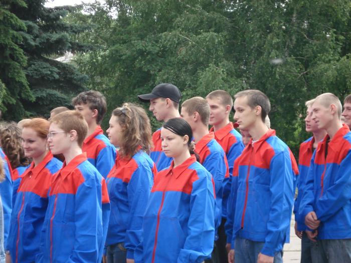 В Колпинском районе работают трудовые отряды для молодежи
