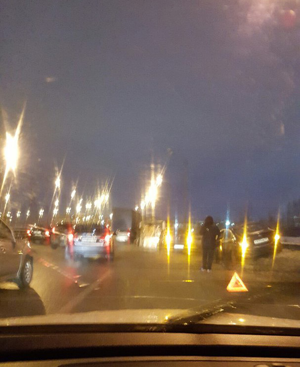 ФОТО: Вчера на&nbsp;Софийской перевернулся грузовик и&nbsp;столкнулись 4 легковые машины