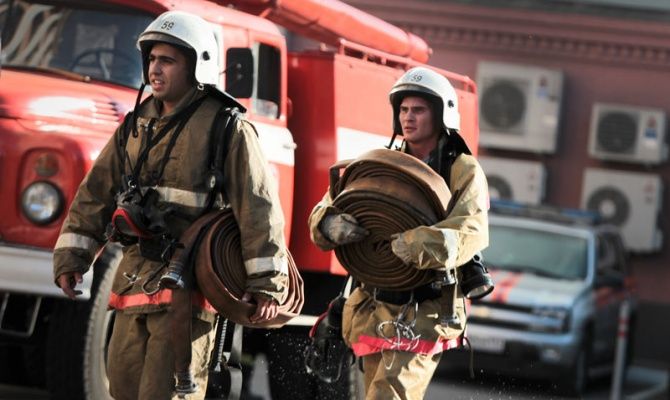 В воскресенье строительный мусор горел в капитально ремонтируемом доме в Колпино