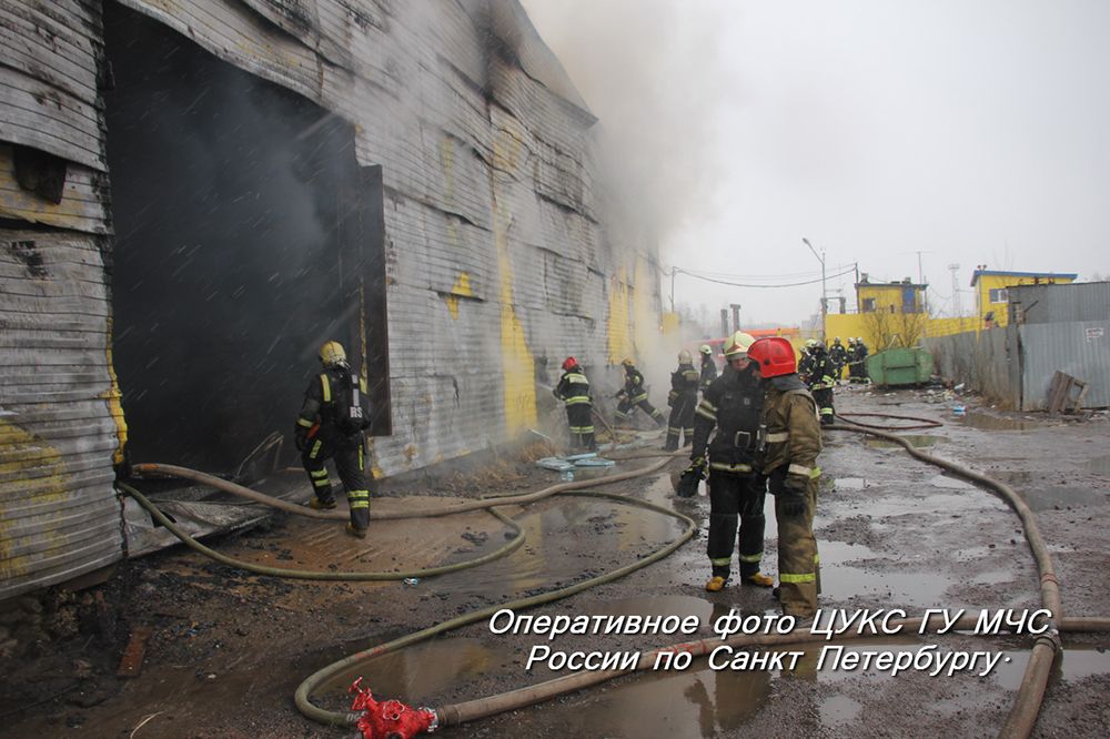 Фоторепортаж с места пожара в Колпинском районе Санкт-Петербурга