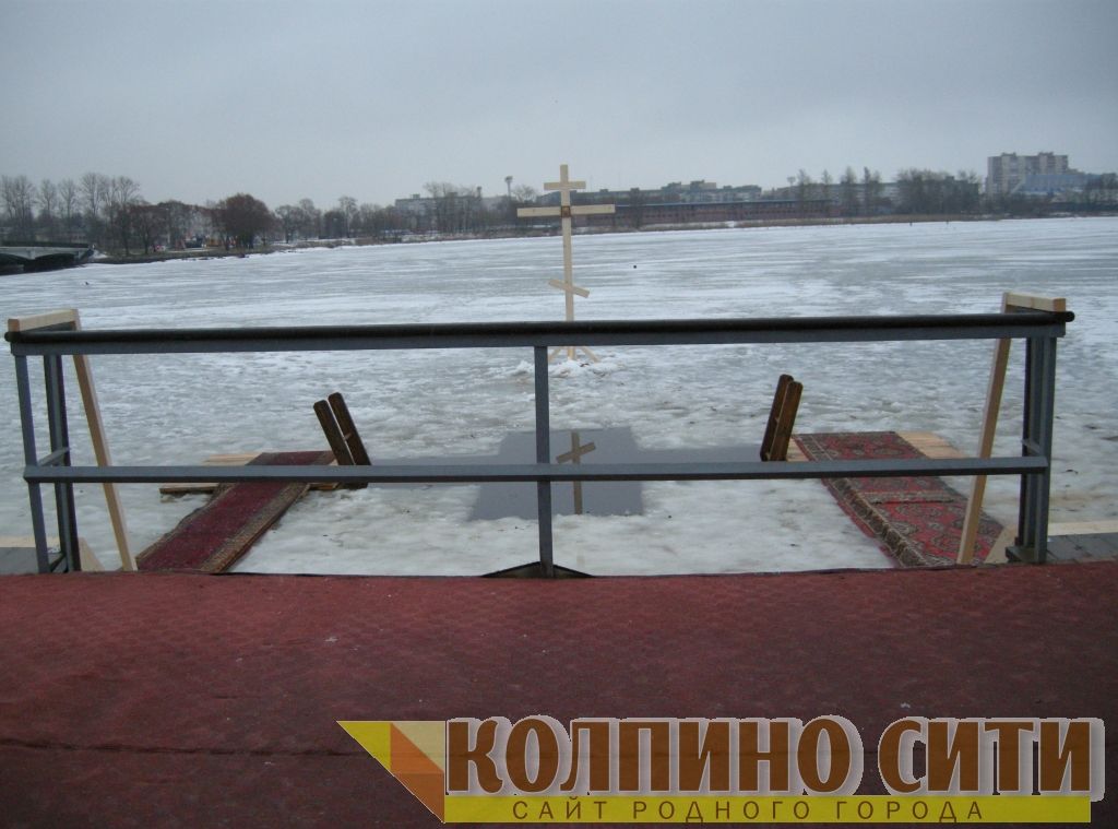 Крещенское &quot;моржевание&quot; у Свято-Троицкого собора