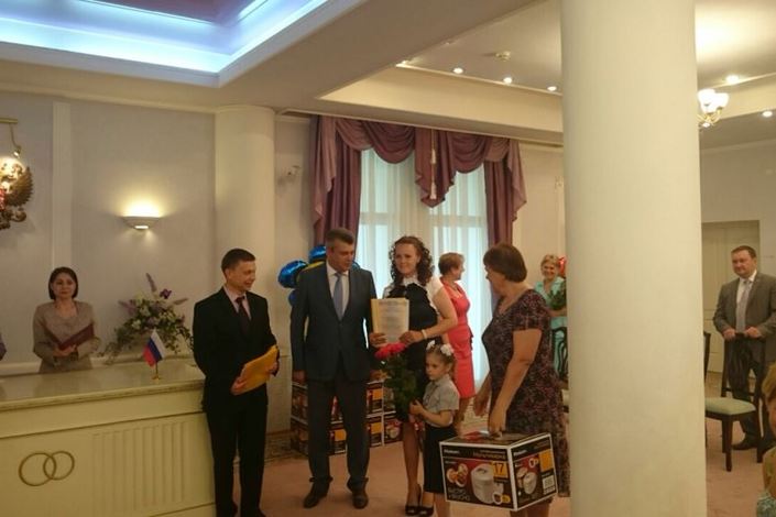 10 колпинских семей получили сертификаты на материнский капитал