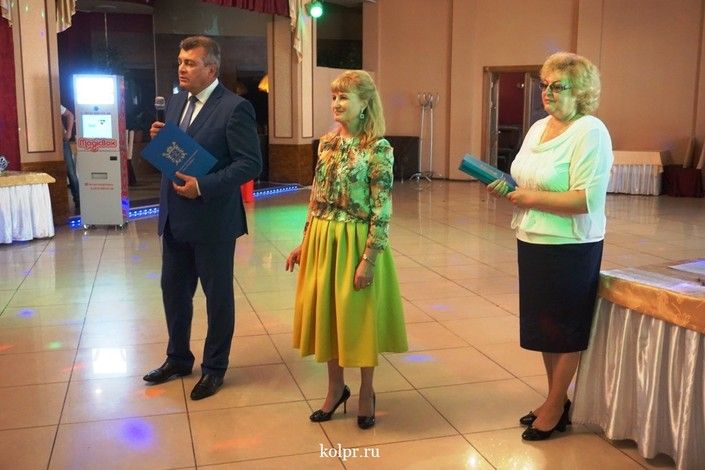 Глава района Анатолий Повелий поздравил работников сферы потребительского рынка Колпинского района