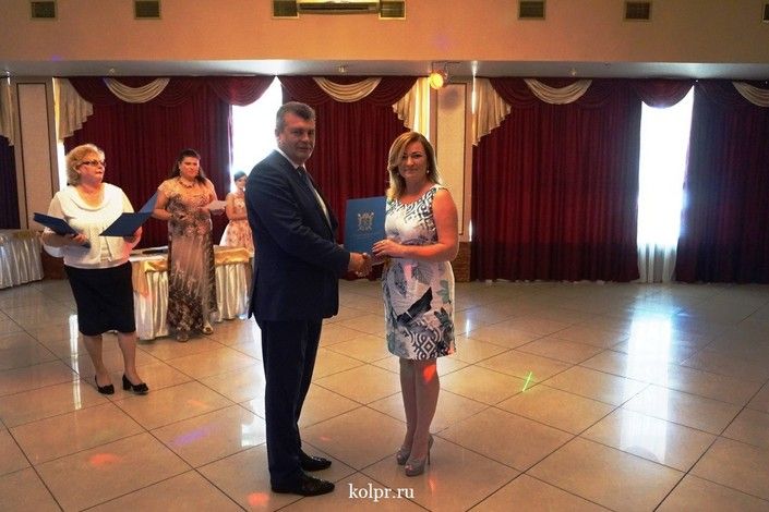 Глава района Анатолий Повелий поздравил работников сферы потребительского рынка Колпинского района