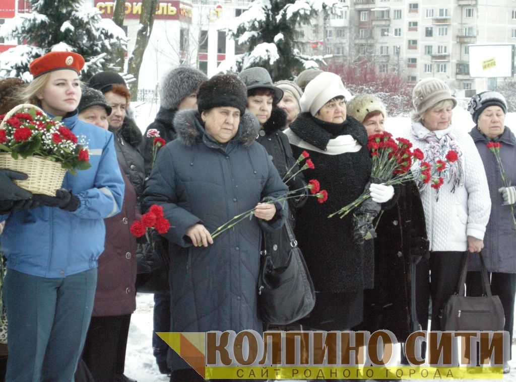 Мемориальное воинское захоронение на улице Веры Слуцкой. Возложение цветов и митинг. Фото