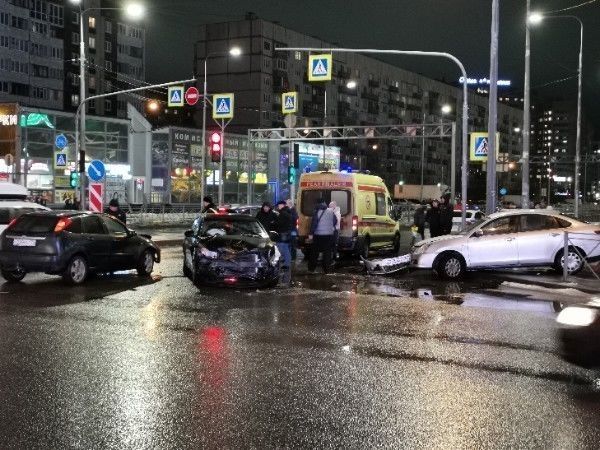 В Колпино произошла авария с участием трех автомобилей В Колпино произошла авария с участием трех автомобилей