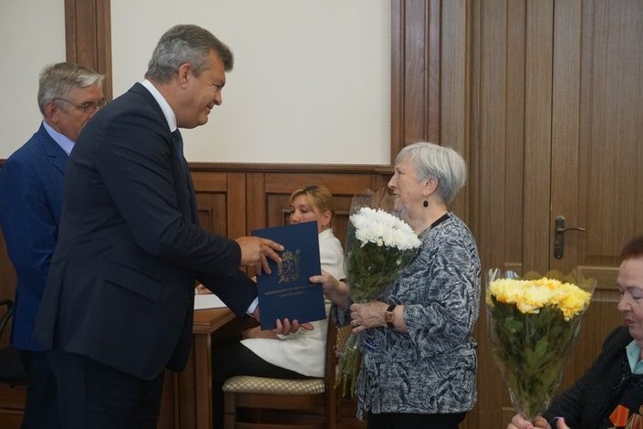 Глава района Анатолий Повелий вручил ордера на новые квартиры жительницам блокадного Ленинграда