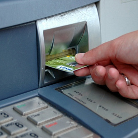 На жительницу Металлостроя завели уголовное дело за снятие денег с чужой банковской карты