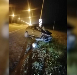 Водитель легковушки погиб, врезавшись в столб на трассе М-10 в Ленобласти