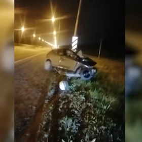 Водитель легковушки погиб, врезавшись в столб на трассе М-10 в Ленобласти