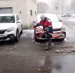 Улицы Колпинского района от снега убирают 176 дворников