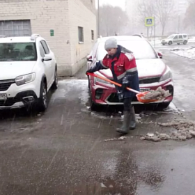 Улицы Колпинского района от снега убирают 176 дворников