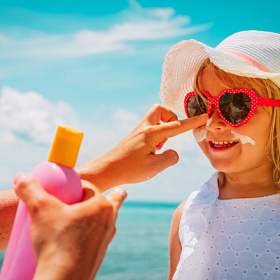 Правила безопасного загара для детей: сколько можно быть на солнце и какой крем выбрать