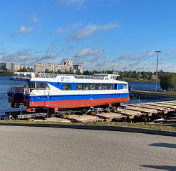 В Колпинском районе на Средне-Невском судостроительном заводе спустили на воду пассажирский катамаран «Равелин»