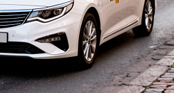 В Петербурге мужчина с угрозами угнал у таксиста машину