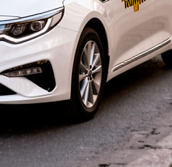 В Петербурге мужчина с угрозами угнал у таксиста машину