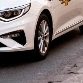 В Петербурге мужчина с угрозами угнал у таксиста машину