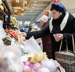 Следить за акциями и закупаться заранее? Как сэкономить на новогоднем столе