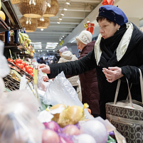 Следить за акциями и закупаться заранее? Как сэкономить на новогоднем столе