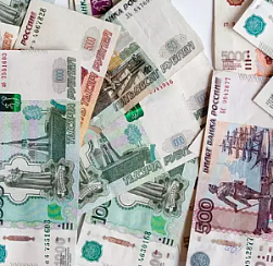 В Колпино пенсионерка выбросила в окно 300 тысяч рублей для курьера мошенников