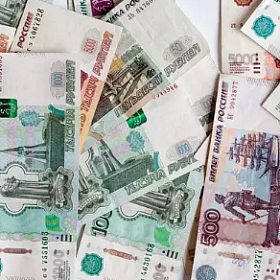 В Колпино пенсионерка выбросила в окно 300 тысяч рублей для курьера мошенников