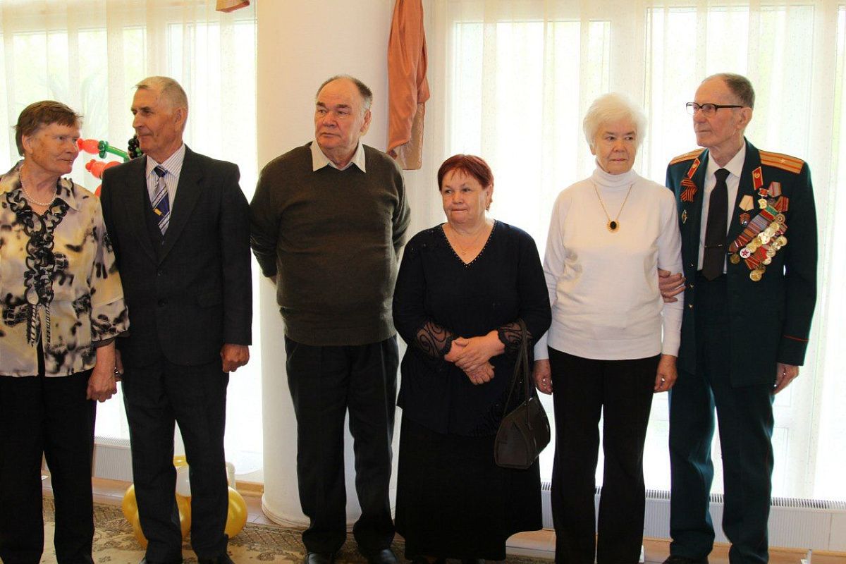 Глава Колпинского района Анатолий Повелий  поздравил юбиляров супружеской жизни