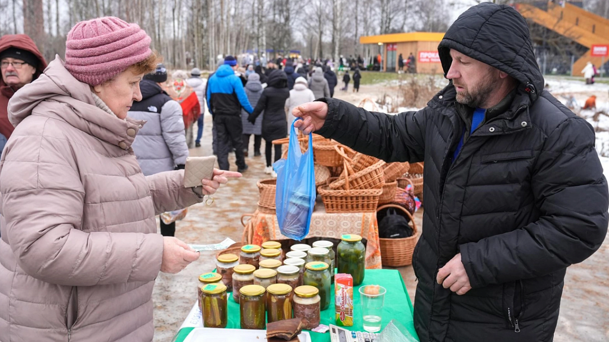 В Петербурге с 1 июля запрещена уличная торговля у школ, остановок и метро