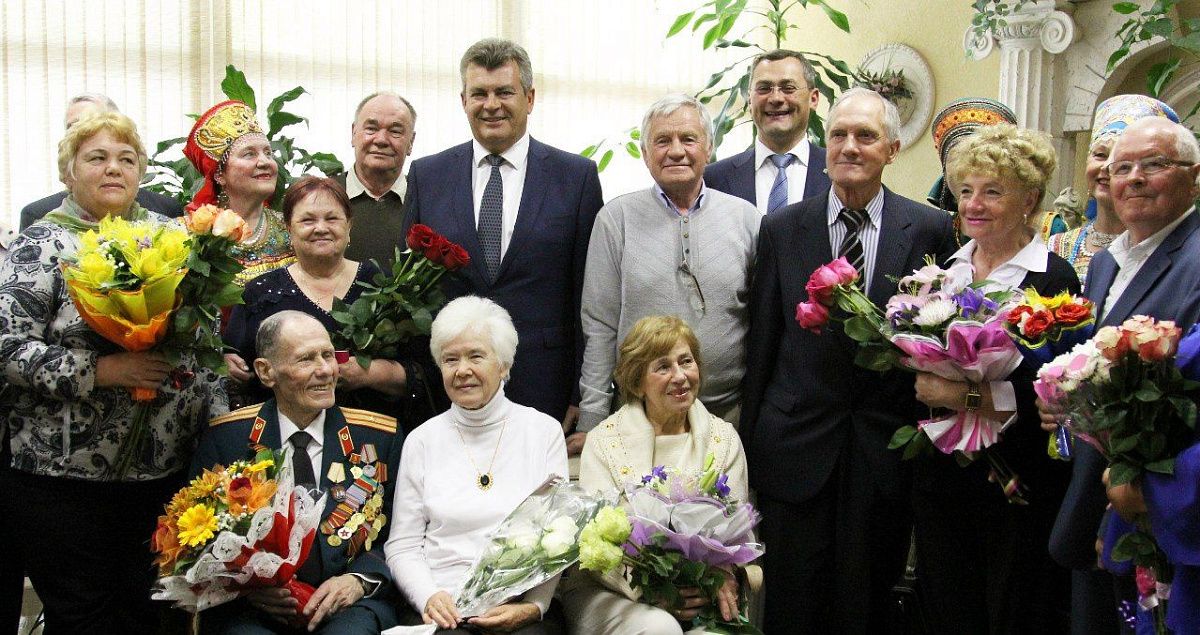 Глава Колпинского района Анатолий Повелий  поздравил юбиляров супружеской жизни