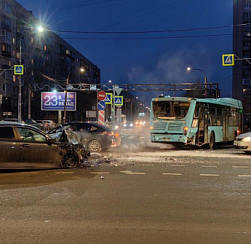 В Колпино произошло ДТП с участием автобуса и легковушки