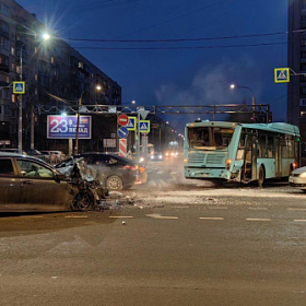 В Колпино произошло ДТП с участием автобуса и легковушки