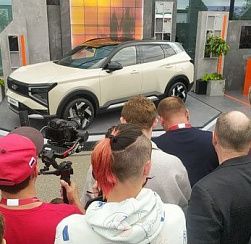 "Автоваз" на ПМЭФ представил первый кроссовер собственной разработки Lada Azimut