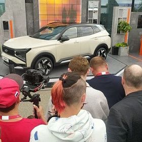 "Автоваз" на ПМЭФ представил первый кроссовер собственной разработки Lada Azimut