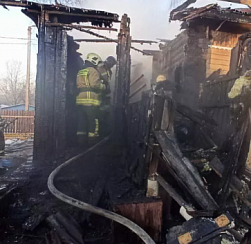 Мужчина и женщина пострадали при пожаре в доме в Колпино.