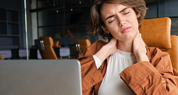 Ортопед назвал 5 лучших упражнений от болей в спине для офисных сотрудников