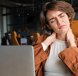 Ортопед назвал 5 лучших упражнений от болей в спине для офисных сотрудников