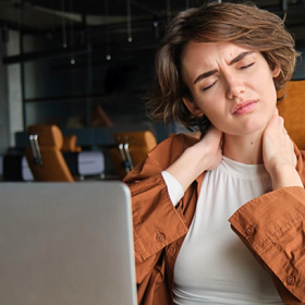 Ортопед назвал 5 лучших упражнений от болей в спине для офисных сотрудников