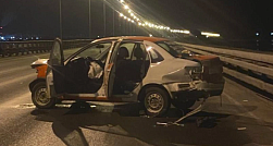 Машина доставки врезалась в отбойник на КАД, пострадали три человека