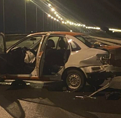 Машина доставки врезалась в отбойник на КАД, пострадали три человека