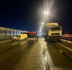 Трассу Петербург — Псков перекрывали. Машины влетали одна за другой, прицеп перевернут, на асфальте ошметки отбойника